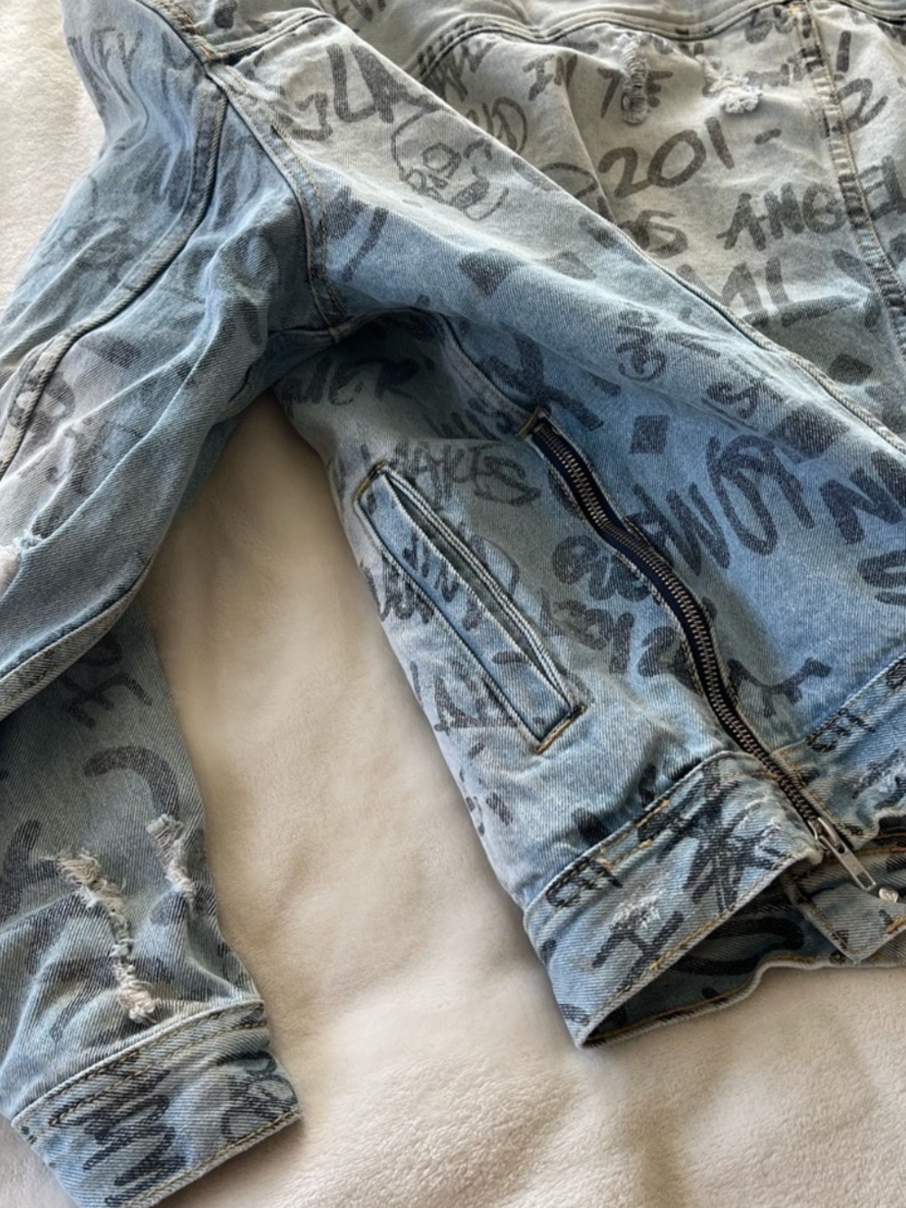 Guess Vintage Men’s Light Blue All Over Graffiti Oversized Denim Jacket Sz XXL - Picture 9 of 15